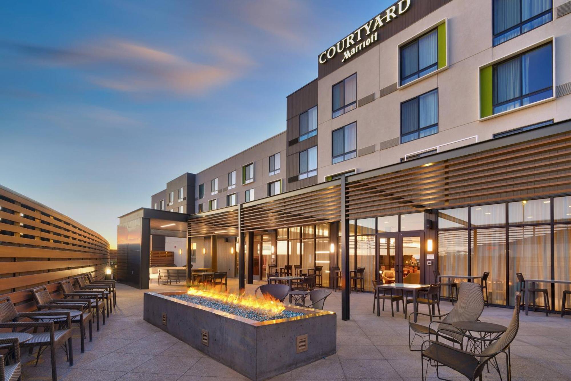 Hotel Courtyard By Marriott Cedar Stadt Exterior foto